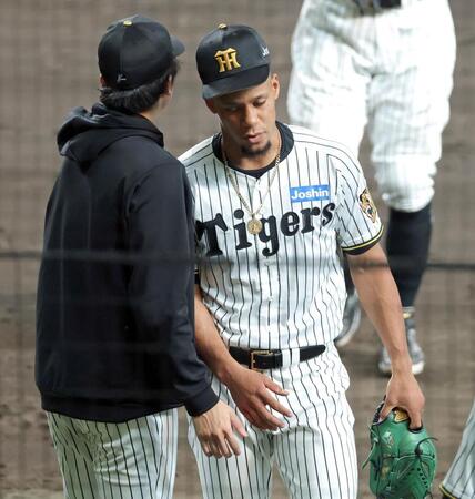 ８回表に同点に追いつかれ肩を落としてベンチへ下がるモレッタ（撮影・立川洋一郎）