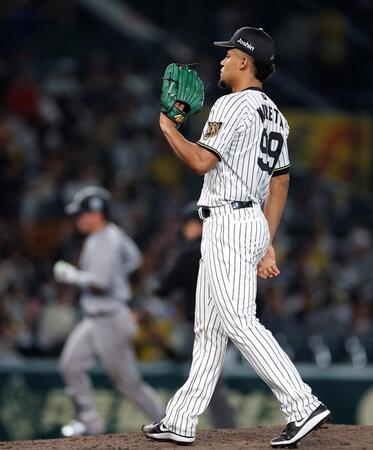 ８回、大城（左）に同点ソロを浴びたモレッタ（撮影・西田忠信）