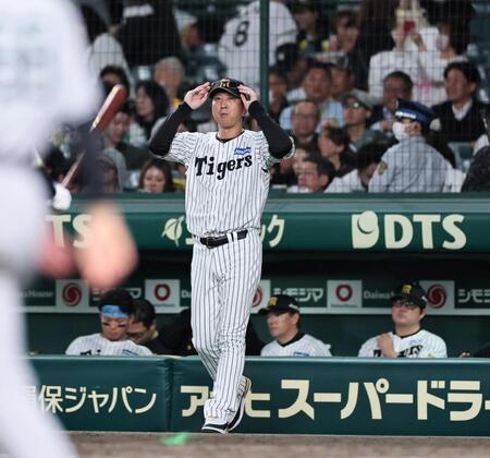 巨人との初戦を落とし、あいさつのためグラウンドへ出る藤川監督（撮影・田中太一）