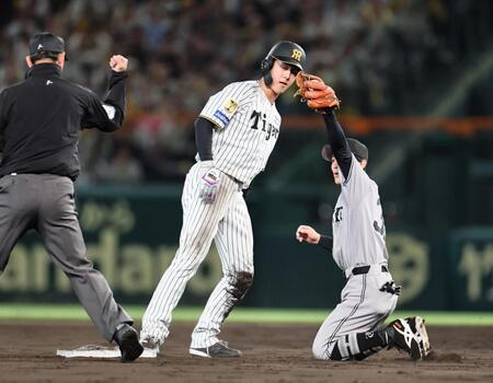 ９回、安打で出塁した小幡は二盗を失敗しゲームセット（撮影・田中太一）