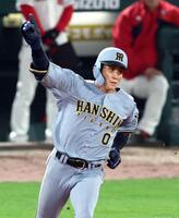 　１０回に決勝２ランを放った木浪（４日）