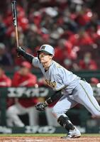 　同点打を放つ中野（４日）