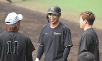試合前、津森（左）、大江（右）と談笑する島田（撮影・高部洋祐）
