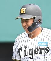 ２回、三振に倒れ、悔しそうにベンチに戻る立石（撮影・高部洋祐）