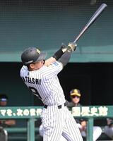 ５回、左飛に倒れる立石（撮影・高部洋祐）