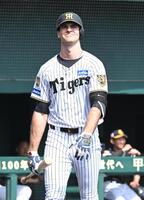 ３回、三振に倒れベンチに戻るラグズデール（撮影・高部洋祐）
