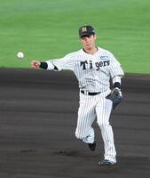 ２回、ダルベックの打球を処理するも一塁へ悪送球する木浪（撮影・立川洋一郎）