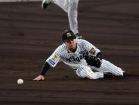 ２回、中野は大城の打球がバウンドが変わり捕球できず先制を許す（撮影・山口登）