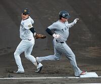 ２回、木浪からの送球がそれ一塁セーフとなるダルベック。左は一塁手・大山（撮影・立川洋一郎）