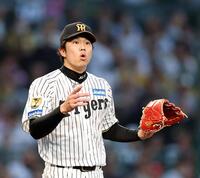 ２回、遊ゴロ失策でダルベックの出塁を許した才木（撮影・西田忠信）