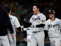 ７回、逆転打を放ちナインに迎えられる高寺（撮影・西田忠信）