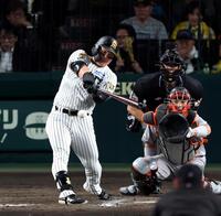 ７回、右前に適時打を放つ前川（捕手・大城）＝撮影・山口登