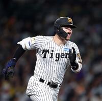 ７回、左越えの打球を放ち、一塁に走る佐藤輝（撮影・西田忠信）