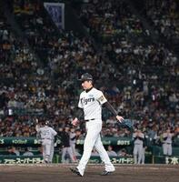 ９回に勝ち越しを許しベンチに戻る岩崎（撮影・西田忠信）