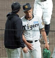 ８回表に同点に追いつかれ肩を落としてベンチへ下がるモレッタ（撮影・立川洋一郎）