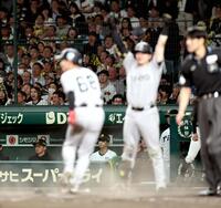 ９回、松本の勝ち越し打を見つめる藤川監督（撮影・田中太一）