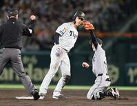 ９回、安打で出塁した小幡は二盗を失敗しゲームセット（撮影・田中太一）