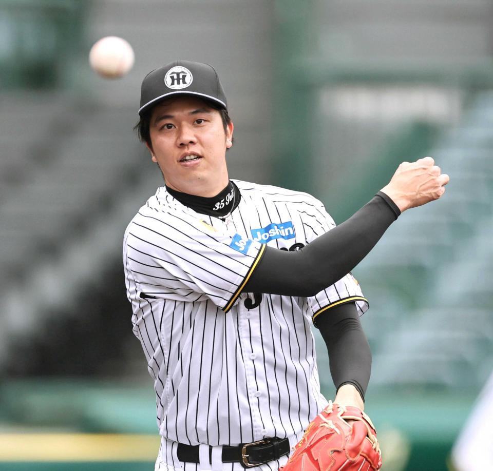 　ノックを受け送球する才木（撮影・田中太一）