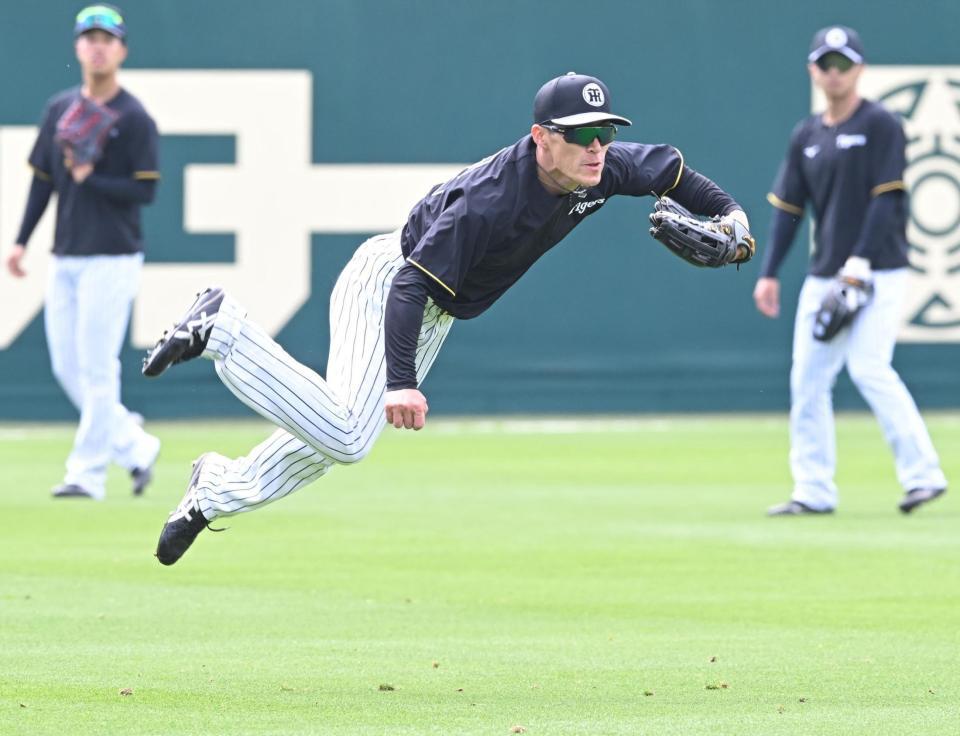 ノックを受け返球する福島（撮影・高部洋祐）