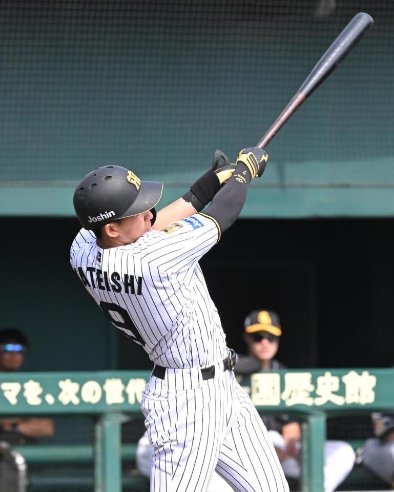 ５回、左飛に倒れる立石（撮影・高部洋祐）