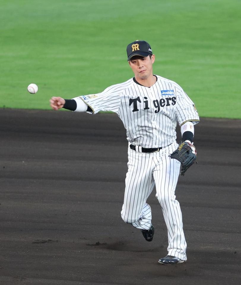 ２回、ダルベックの打球を処理するも一塁へ悪送球する木浪（撮影・立川洋一郎）