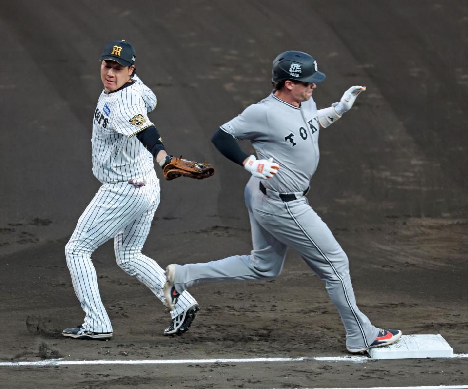 ２回、木浪からの送球がそれ一塁セーフとなるダルベック。左は一塁手・大山（撮影・立川洋一郎）