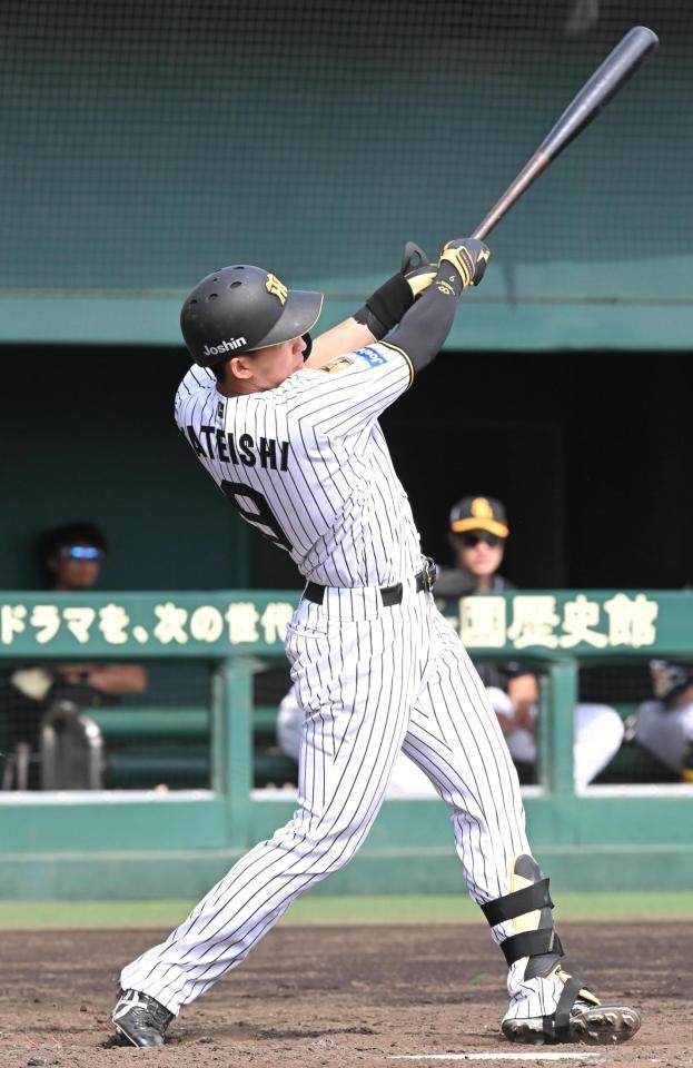 ５回、鋭い打球を放つも左飛に倒れる立石（撮影・高部洋祐）