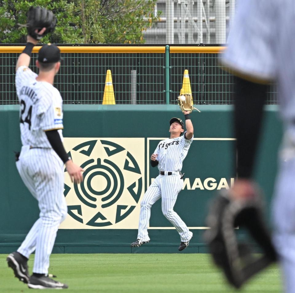 ７回、オスーナの飛球をつかむ立石（奥）＝撮影・高部洋祐