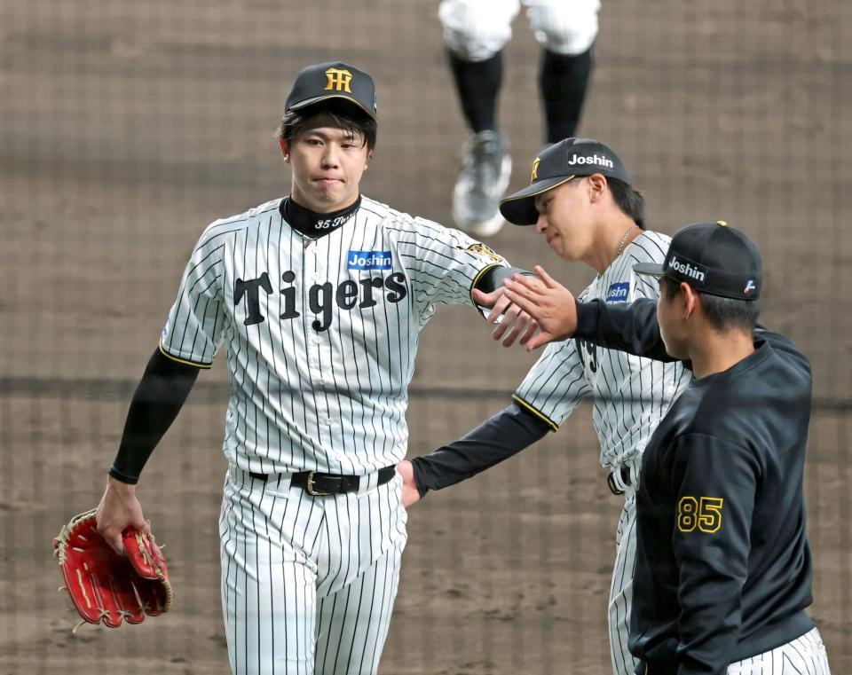 ６回表を投げ終えベンチへ引き揚げる才木（撮影・立川洋一郎）