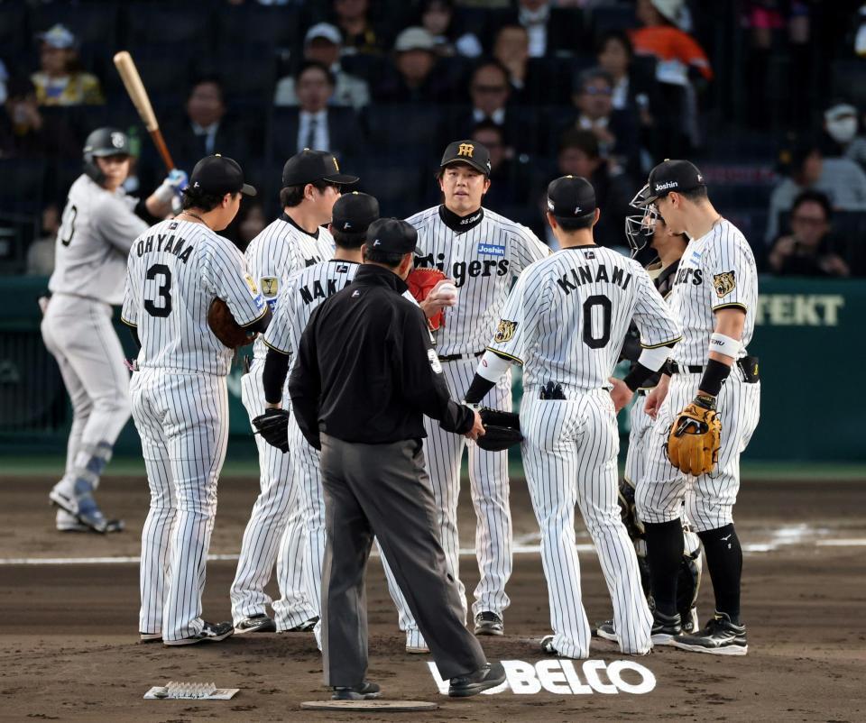 ２回、才木が失点し阪神ナインがマウンドに集まる（撮影・山口登）