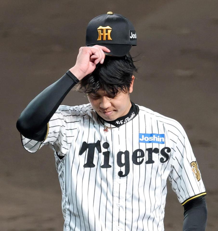 ５回表を投げ終えベンチへ引き揚げる才木（撮影・立川洋一郎）