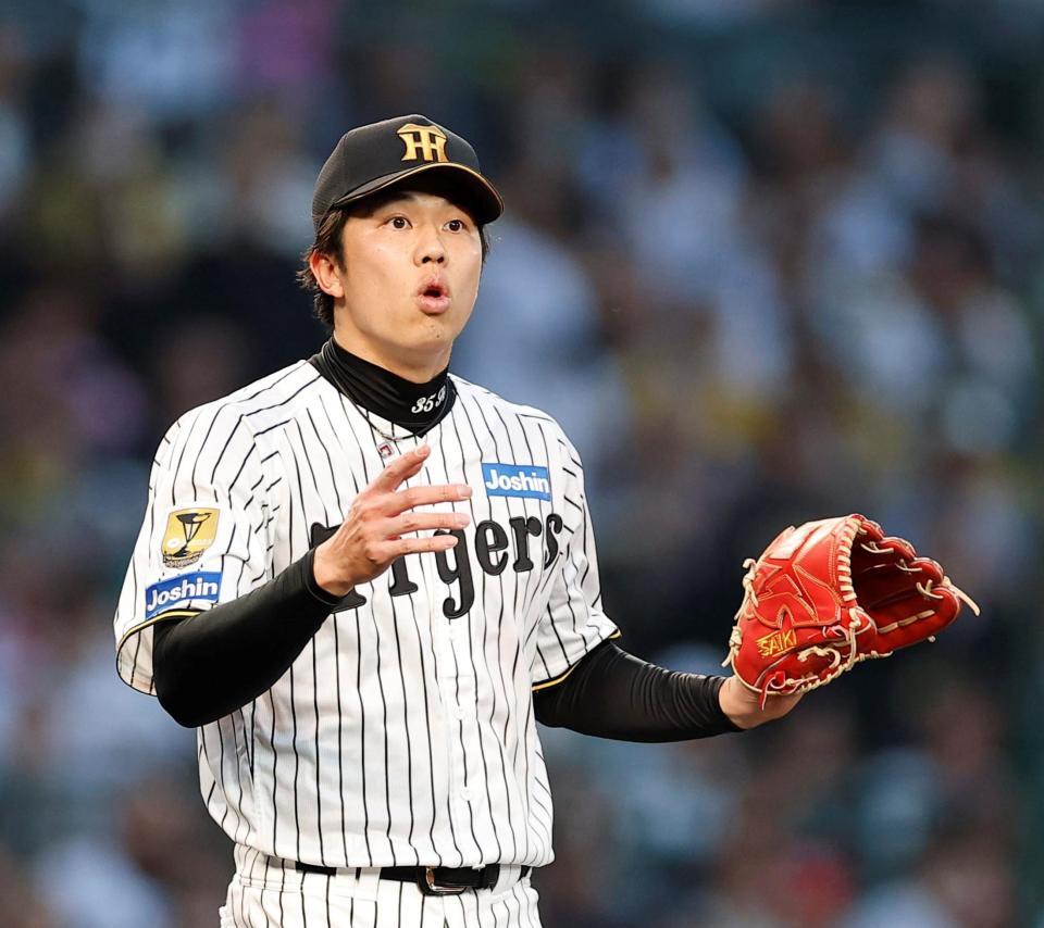 ２回、遊ゴロ失策でダルベックの出塁を許した才木（撮影・西田忠信）