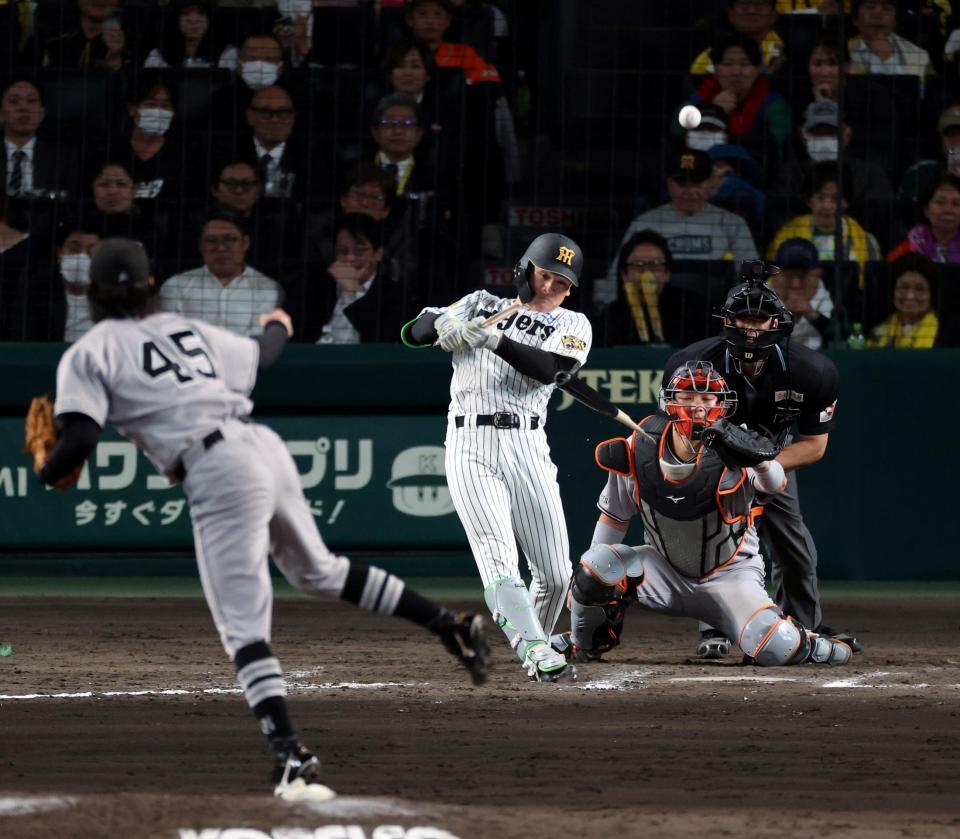 ７回、高寺はバットを折りながら左前で逆転２点適時打を放つ（投手・田中瑛、捕手・大城）＝撮影・山口登