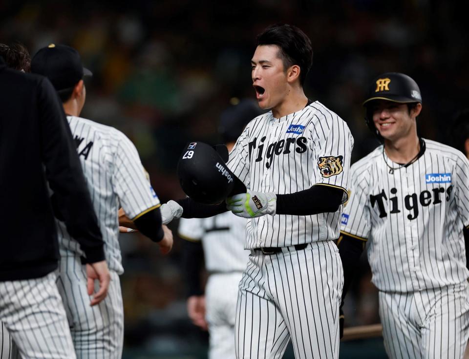 ７回、逆転打を放ちナインに迎えられる高寺（撮影・西田忠信）