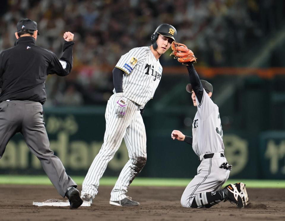 ９回、安打で出塁した小幡は二盗を失敗しゲームセット（撮影・田中太一）