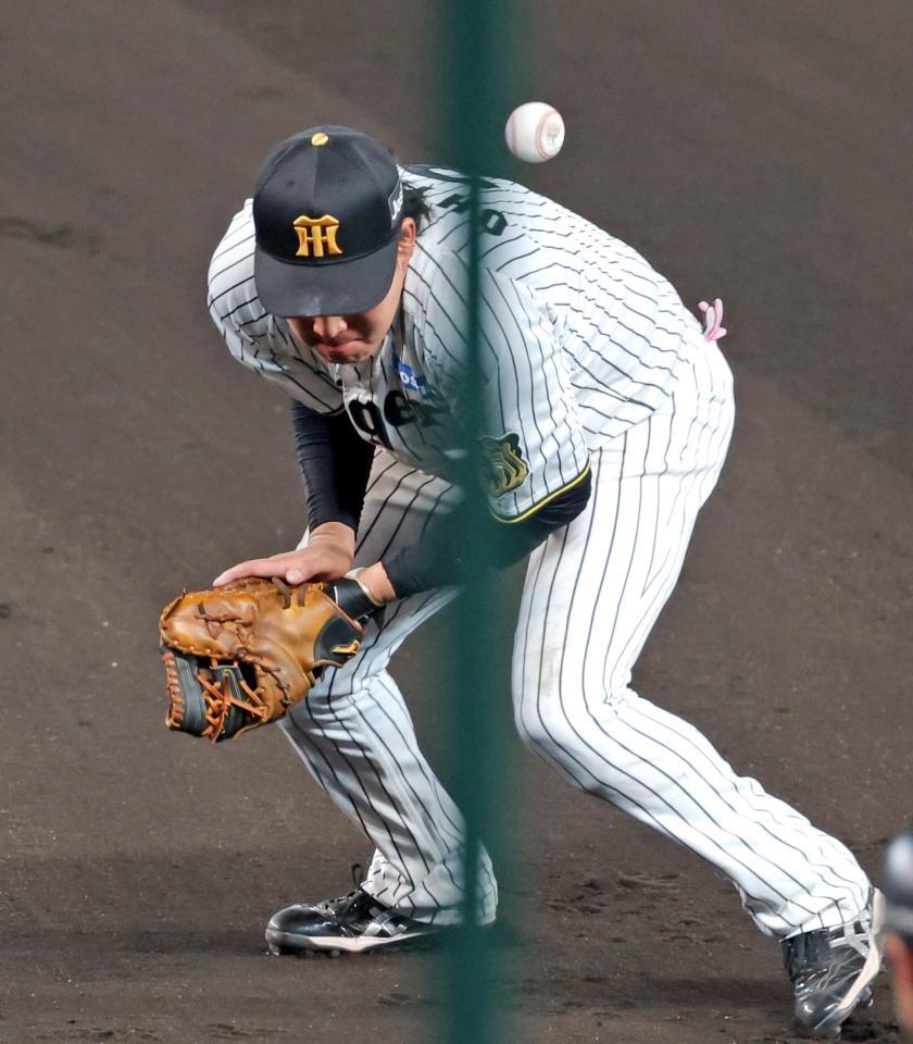 ７回、浦田の打球を後逸する一塁手・大山（撮影・立川洋一郎）