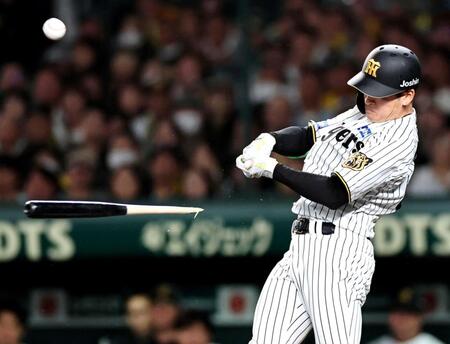 　７回、バットを折りながら逆転２点打を放つ代打高寺（撮影・田中太一）