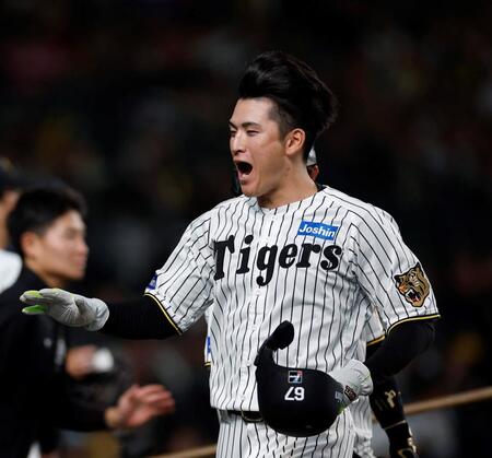 ７回、逆転打を放った高寺は笑顔でベンチに戻る（撮影・西田忠信）