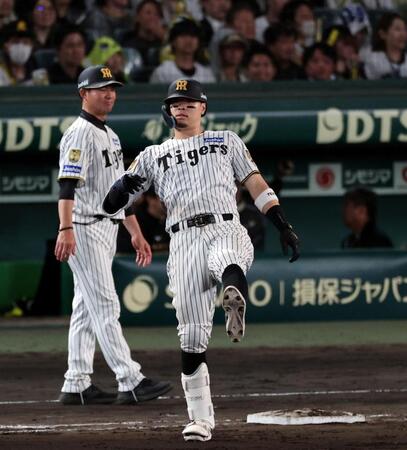 ８回、中飛に倒れる佐藤輝（撮影・山口登）