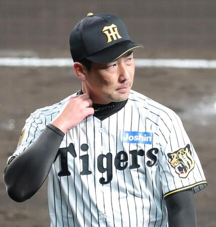 ９回に勝ち越しを許し、表情険しくベンチへ帰る岩崎（撮影・立川洋一郎）