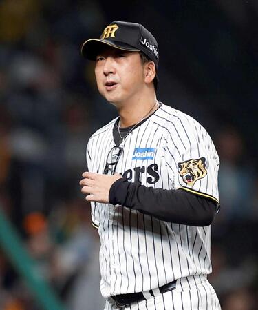 　巨人に敗れ、足早に引き揚げる藤川監督（撮影・西田忠信）