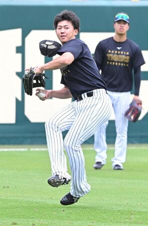 左翼でノックを受け、返球する立石（撮影・高部洋祐）