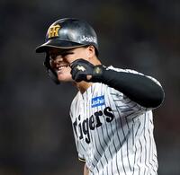 ７回、適時打を放ち笑顔を見せる前川（撮影・西田忠信）