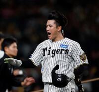 ７回、逆転打を放った高寺は笑顔でベンチに戻る（撮影・西田忠信）