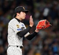 ５回、キャベッジを左飛に仕留め、グラブをたたく才木（撮影・西田忠信）