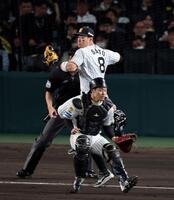 ４回、佐藤輝は大城にタッチし二塁へ送球する（撮影・山口登）