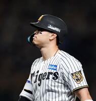 ４回、二ゴロに倒れた佐藤輝（撮影・西田忠信）