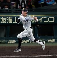 ７回、佐藤輝は左越えに二塁打を放ち雄たけびをあげながらべースを回る（撮影・山口登）