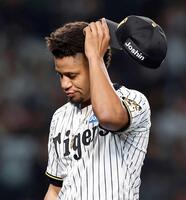 　８回、同点ソロを許しベンチに戻るモレッタ（撮影・西田忠信）