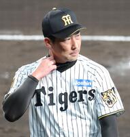 ９回に勝ち越しを許し、表情険しくベンチへ帰る岩崎（撮影・立川洋一郎）